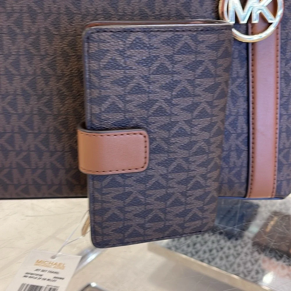 MICHAEL KORS Medium Signature Logo Wallet Brown NWT